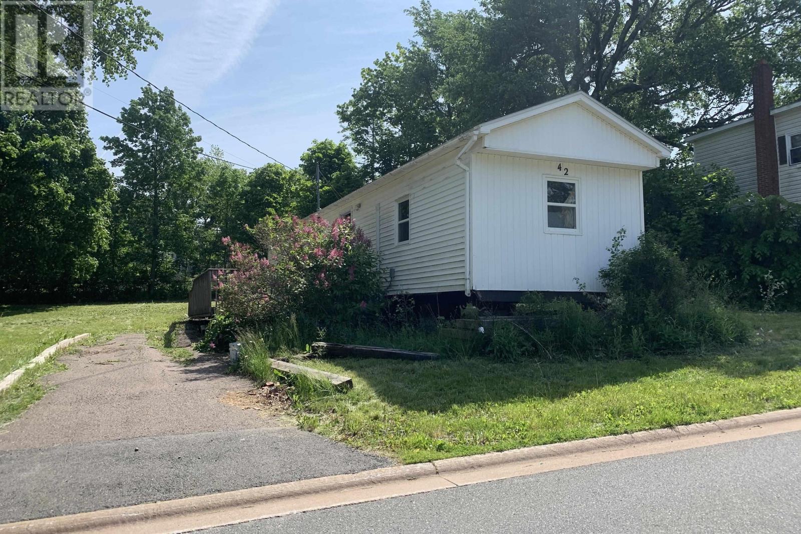 42 Victoria Street, Springhill, Nova Scotia  B0M 1X0 - Photo 2 - 202515053