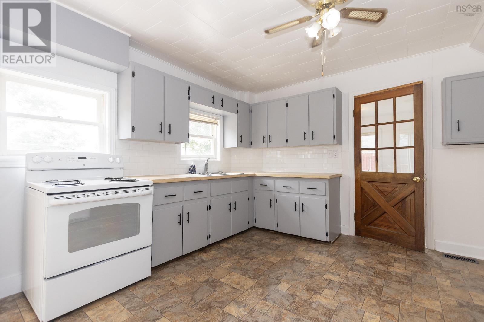 21 Mechanic Street, Springhill, Nova Scotia  B0M 1X0 - Photo 12 - 202523358